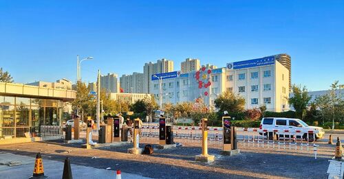 กรณี บริษัท ล่าสุดเกี่ยวกับ WJDZE4I Barrier Gate with 4.5m Two Fence Arm | Industrial Park Access Case