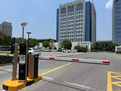 กรณี บริษัท ล่าสุดเกี่ยวกับ E40Pro Barrier Gate for Business Park Parking Lot